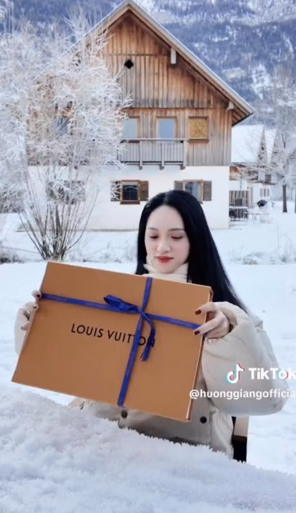 Cho đến mới đây, trên trang cá nhân, Hoa hậu Hương Giang khiến khán giả được một phen đứng ngồi không yên khi đăng tải đoạn clip gây chú ý. Theo đó, Hoa hậu Chuyển giới Quốc tế 2018 hạnh phúc đập hộp quà do chính Phú Cường tặng nhân dịp sinh nhật. Được biết, món quà bao gồm một chiếc khăn cùng đôi bông tai đến từ thương hiệu nổi tiếng có giá trị lên đến hơn một trăm triệu đồng. Tuy nhiên, điều khiến cư dân mạng chú ý hơn cả là việc Hương Giang đeo nhẫn ở ngón áp út. Song, nhiều người không khỏi cho rằng đây là chi tiết ngầm thể hiện là "hoa đã có chủ".