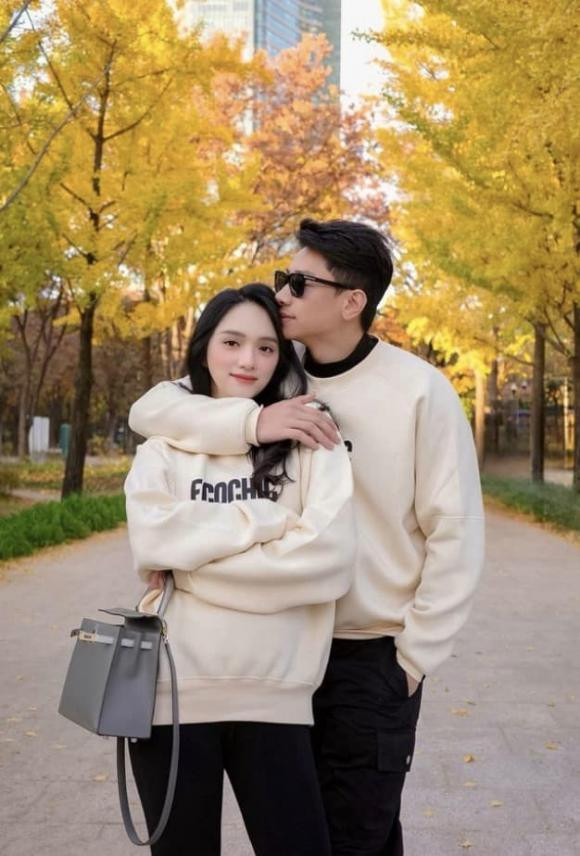 Ở thời điểm hiện tại, thông tin hẹn hò giữa Hương Giang và Phú Cường đang trở thành chủ đề bàn tán từ mạng xã hội khi liên tục có những hint hẹn hò chất lượng có một không hai. Có thể thấy, cả hai luôn check-in cùng địa điểm khi đi du lịch và dính như sam trong mọi khoảnh khắc. Qua loạt hành động này, cư dân mạng cũng không mong ngóng cặp đôi sẽ nhanh chóng về chung một nhà.