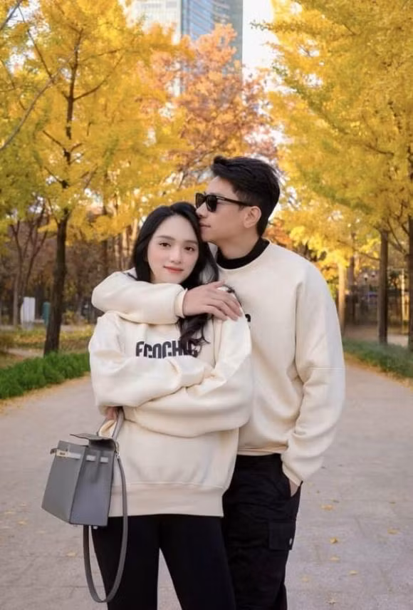 Ở thời điểm hiện tại, thông tin hẹn hò giữa Hương Giang và Phú Cường đang trở thành chủ đề bàn tán từ mạng xã hội khi liên tục có những hint hẹn hò chất lượng có một không hai. Có thể thấy, cả hai luôn check-in cùng địa điểm khi đi du lịch và dính như sam trong mọi khoảnh khắc. Qua loạt hành động này, cư dân mạng cũng không mong ngóng cặp đôi sẽ nhanh chóng về chung một nhà.