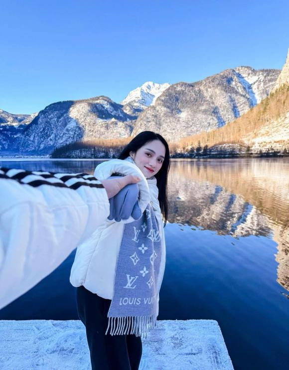 Đàng trai công khai nắm tay đầy thân mật với Hương Giang.