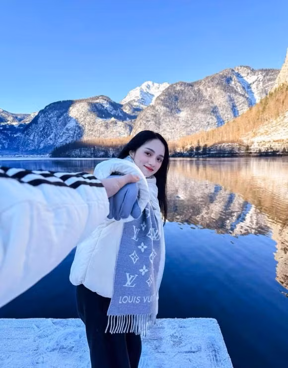 Đàng trai công khai nắm tay đầy thân mật với Hương Giang.