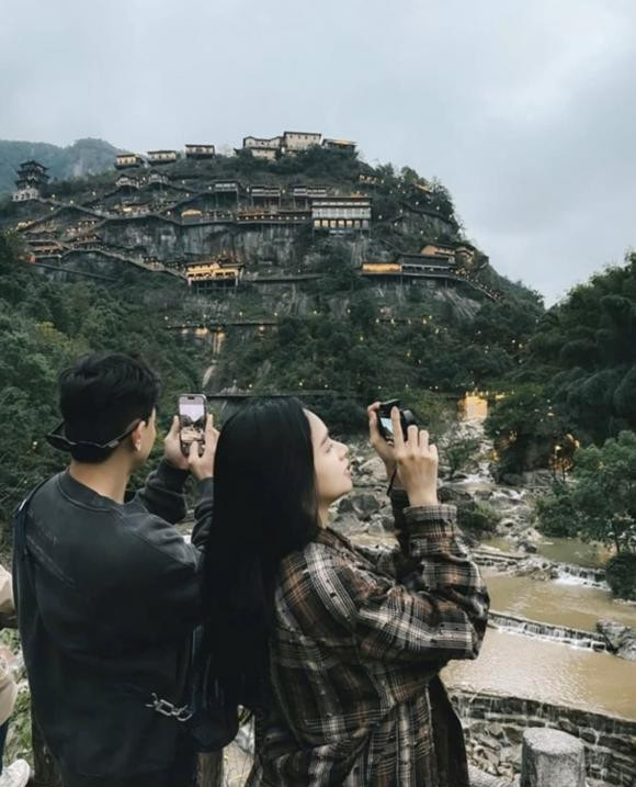 Hương Giang và Phú Cường luôn check-in cùng địa điểm khi đi du lịch và dính như sam trong mọi khoảnh khắc.