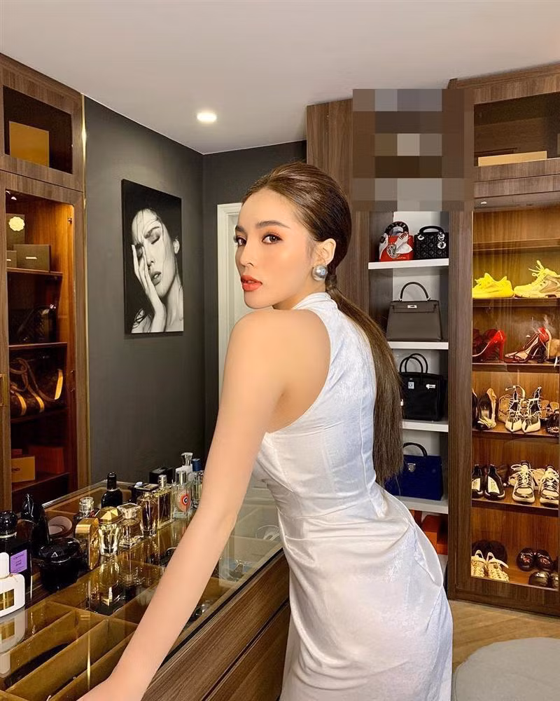 Sau 10 năm bước chân vào làng giải trí và sở hữu 2 vương miện hoa hậu, Kỳ Duyên ở tuổi 28 được cho là một trong những hoa hậu có khối tài sản đáng ngưỡng mộ tại Vbiz. Xinh đẹp, giàu có và thành công, nhưng chuyện tình ái của Kỳ Duyên vẫn là một ẩn số.