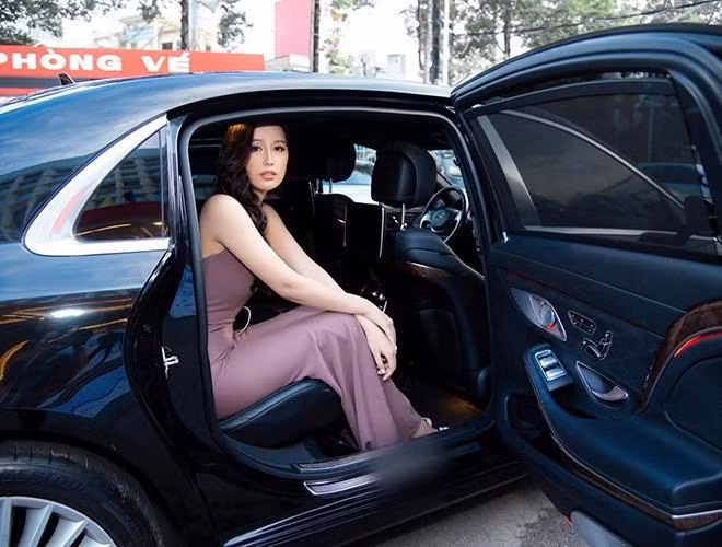 Mai Phương Thúy sở hữu nhiều xe sang và bộ sưu tập đồng hồ tiền tỷ từ các thương hiệu đẳng cấp như Patek Philippe, Rolex... Cô cũng có các món đồ phụ kiện đắt đỏ của những nhà mốt nổi tiếng như Hermes, Chanel, Dior, Louis Vuitton...