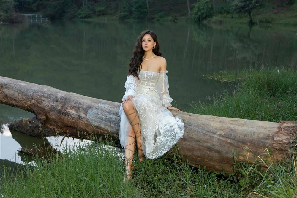 ai Phương Thúy sở hữu tài sản lớn chủ yếu từ kinh doanh bất động sản và chứng khoán. Cô từng có một căn hộ cao cấp ở Quận 7 (TPHCM), rồi chuyển đến căn khác ở Quận 1, cùng một căn hộ đắt tiền tại Hà Nội.