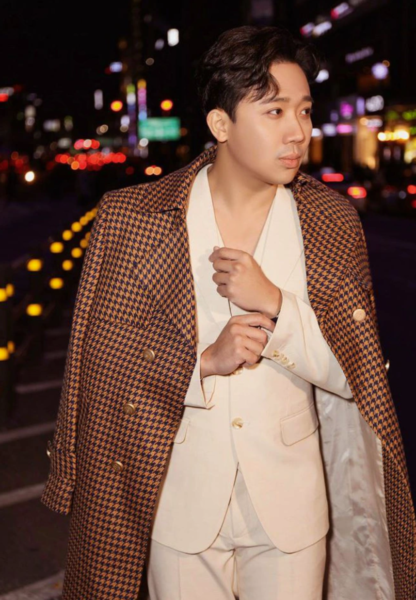 Trước đó, Trấn Thành từng cho biết anh nỗ lực giảm cân, ăn uống khoa học. Nam MC cũng chăm diện đồ hiệu, chỉn chu diện mạo khi xuất hiện trước công chúng. (Ảnh: FBNV)