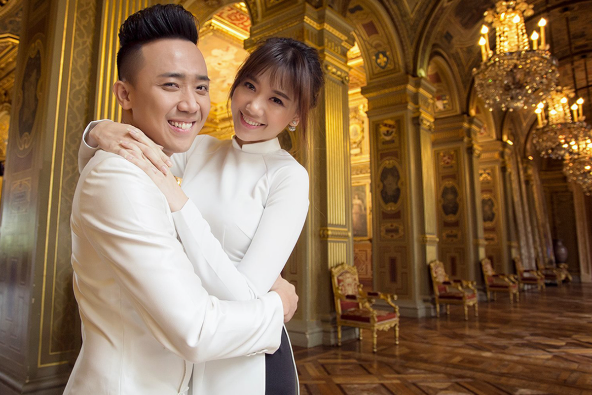 Trấn Thành trong bộ ảnh cưới với Hari Won vào tháng 12/2016. Cặp đôi được khen ngợi là "trai tài, gái sắc". Hai nghệ sĩ từng gặp không ít sóng gió từ dư luận khi đến với nhau, tuy nhiên họ vượt qua để cùng xây dựng gia đình hạnh phúc cho tới thời điểm hiện tại. (Ảnh: FBNV)