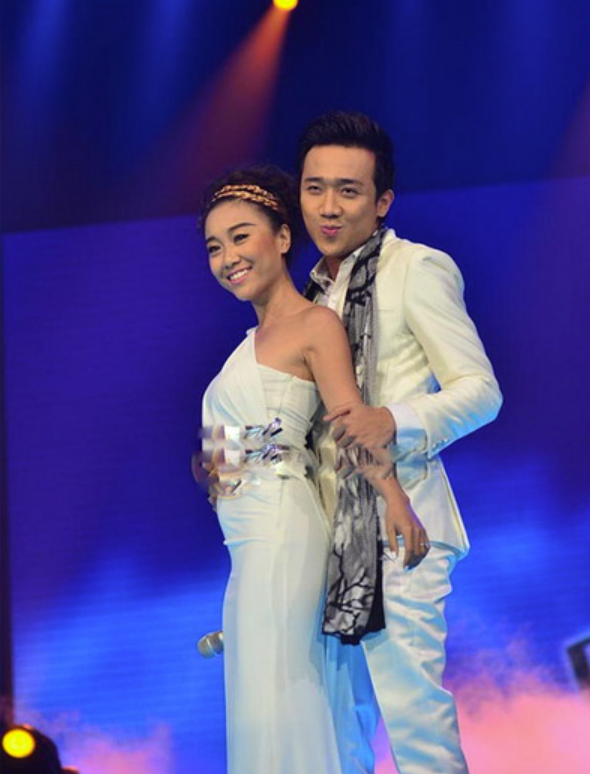 Năm 2011, Trấn Thành và Đoan Trang đăng quang tại gameshow "Cặp đôi hoàn hảo". Sự kiện đánh dấu bước tiến mới trong sự nghiệp của nam MC, giúp anh được công chúng cả nước biết tới rộng rãi. Lúc này, ngoại hình của Trấn Thành cũng dần cuốn hút hơn. (Ảnh: NSX)