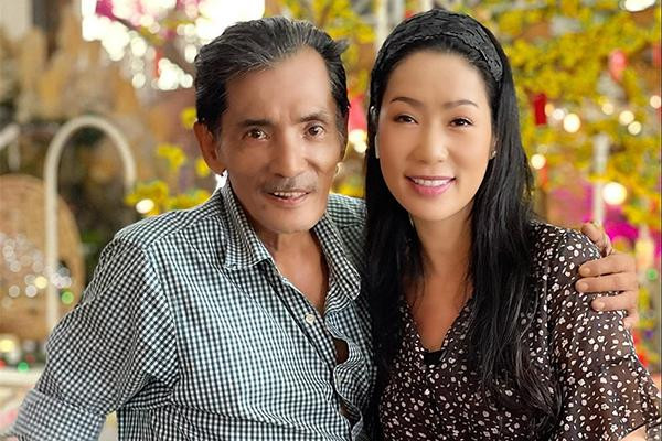 Hồi đầu tháng 3/2021, khi diễn viên Thương Tín bất ngờ bị đột quỵ và không đủ điều kiện kinh tế để chữa trị, NSND, Á hậuTrịnh Kim Chi đã đứng ra kêu gọi mọi người cùng chung tay ủng hộ nhằm giúp đỡ đàn anh. Sau 3 đợt kêu gọi quyên góp, nữ nghệ sĩ gạo cội thu được tổng số tiền là 406.756.000 đồng. Cô đã giao cho nam diễn viên 100 triệu đồng tiền mặt, số còn lại chi trả viện phí và mua bảo hiểm để lo cho con gái ông đến lúc bé 18 tuổi.