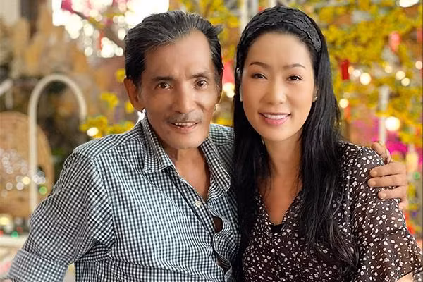 Hồi đầu tháng 3/2021, khi diễn viên Thương Tín bất ngờ bị đột quỵ và không đủ điều kiện kinh tế để chữa trị, NSND, Á hậuTrịnh Kim Chi đã đứng ra kêu gọi mọi người cùng chung tay ủng hộ nhằm giúp đỡ đàn anh. Sau 3 đợt kêu gọi quyên góp, nữ nghệ sĩ gạo cội thu được tổng số tiền là 406.756.000 đồng. Cô đã giao cho nam diễn viên 100 triệu đồng tiền mặt, số còn lại chi trả viện phí và mua bảo hiểm để lo cho con gái ông đến lúc bé 18 tuổi.