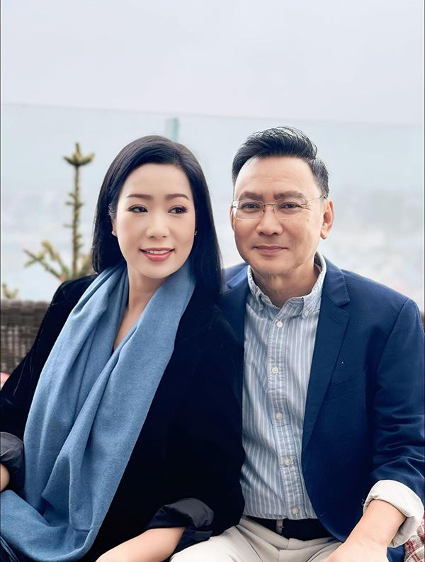 Không chỉ bền bỉ để đi đến thành công trong sự nghiệp, Trịnh Kim Chi còn có cuộc sống riêng tư viên mãn. Chồng của NSND Trịnh Kim Chi là một doanh nhân Việt kiều thành đạt. Họ quen biết và yêu nhau sau một năm rồi kết hôn. Gần 3 năm Kim Chi sang Mỹ sống nhưng cuối cùng vì yêu nghệ thuật nên nữ nghệ sĩ gạo cội quyết định về Việt Nam làm lại từ đầu. May mắn, cô có một người chồng hiểu, thông cảm, yêu và hết lòng ủng hộ. Vì sự nghiệp của Trịnh Kim Chi, doanh nhân Võ Trấn Phương đã theo vợ về Việt Nam và từng "ở rể" trong gia đình cô. Trịnh Kim Chi từng tâm sự cha cô mất sớm vì căn bệnh ung thư, Trịnh Kim Chi sống với mẹ và nhà cô khá rộng đủ chỗ cho vợ chồng sinh sống.