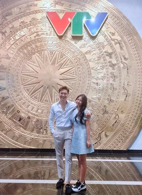 Con gái đầu lòng của cặp đôi năm nay đã 15 tuổi và ra dáng thiếu nữ. Bé Chíp từng cùng Mạnh Trường tham gia chương trình truyền hình thực tế "Bố ơi mình đi đâu thế" từ khi còn bé xíu.