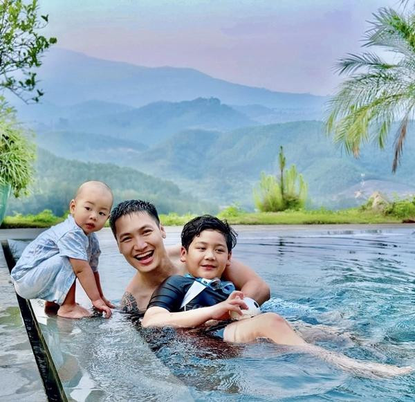nh cũng thường xuyên chia sẻ hình ảnh đời thường bên các con ở biệt thự ở Hòa Bình.