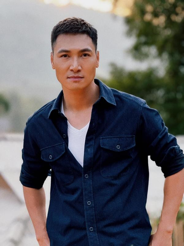 ạnh Trường sở hữu trang cá nhân hơn 800 nghìn người theo dõi và có đời tư sạch nên anh rất đắt sô quảng cáo. Ông bố 3 con hiện là một trong những nam diễn viên giàu có và hạnh phúc.