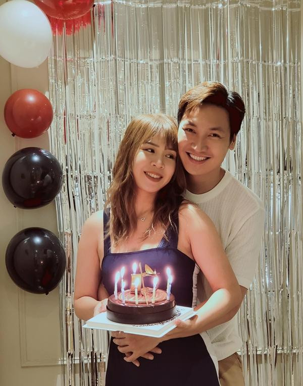 rên phim Mạnh Trường thường đóng cặp với các bạn diễn nữ xinh đẹp và là nam diễn viên có rất nhiều fan nữ. Tuy nhiên anh luôn bày tỏ sự ngưỡng mộ dành cho người vợ hiện tại. Mạnh Trường và vợ từng là bạn học. Anh nói thời mới yêu, vợ hơn mình về mọi mặt và Mạnh Trường may mắn mới cưa đổ cô.