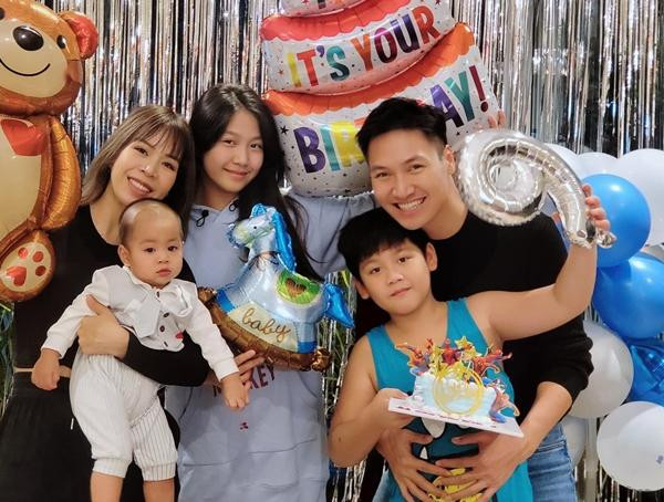 rên trang cá nhân của Mạnh Trường luôn đầy ắp những khoảnh khắc hạnh phúc bên vợ và 3 con.