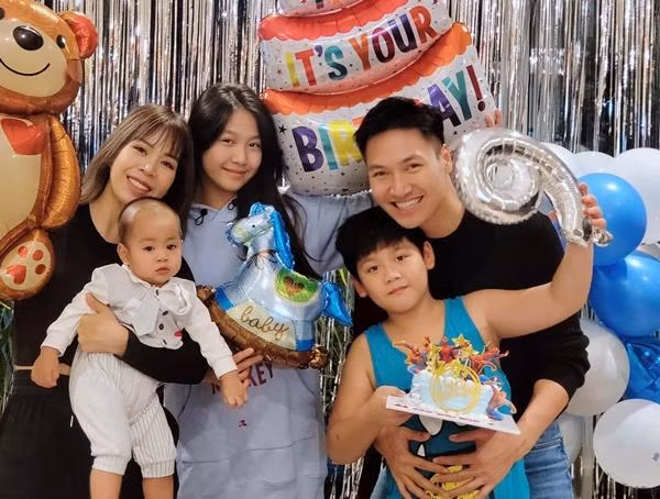 Trên trang cá nhân của Mạnh Trường luôn đầy ắp những khoảnh khắc hạnh phúc bên vợ và 3 con.
