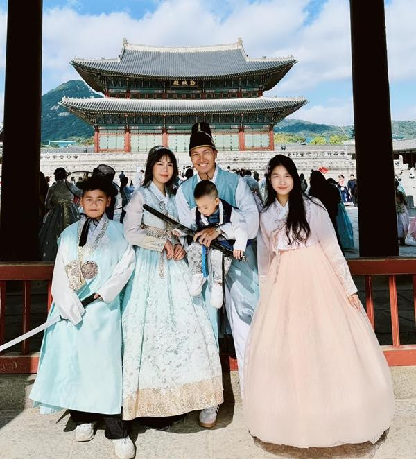 au bé Chíp, anh còn có thêm 2 cậu con trai nữa.