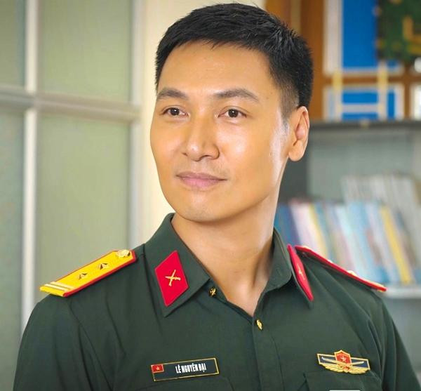 him đánh dấu sự thay đổi hoàn toàn về mặt hình ảnh của nam diễn viên sinh năm 1985 sau thời gian dài gắn liền với hình ảnh soái ca trên màn ảnh.