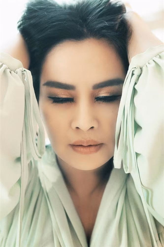 Nữ ca sĩ trẻ Hoàng Quyên từng thốt lên: "Tôi yêu chị Thanh Lam. Có nhiều đêm diễn, tôi đứng trong cánh gà, cứ mải ngắm Thanh Lam mà quên mất sắp tới mình phải hát gì. Người đâu mà đẹp và hát hay thế". Ca sĩ Nguyễn Đình Thanh Tâm thậm chí còn gọi diva số 1 của nhạc Việt là "nữ hoàng nhan sắc".