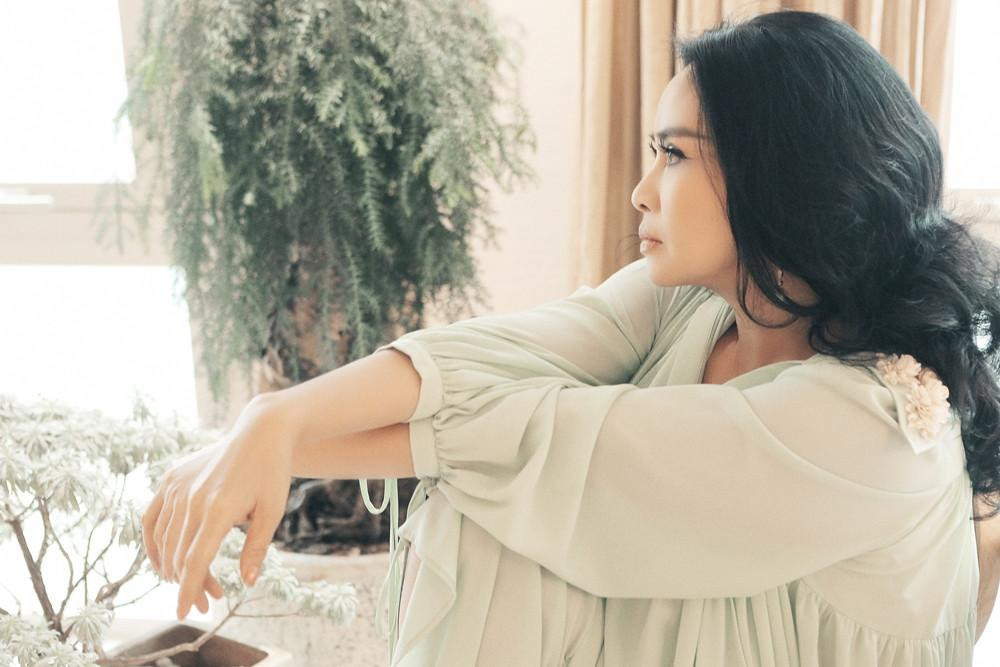 inh ra trong gia đình giàu truyền thống nghệ thuật có bố là nhạc sĩ Thuận Yến, mẹ là nghệ sĩ nhạc dân tộc Thanh Hương. Ở độ tuổi U60, Thanh Lam vẫn giữ được nhan sắc rực rỡ và tràn đầy sức sống. Cô mới thực hiện bộ ảnh mới tại nhà riêng của nhiếp ảnh gia Kim Bánh Trôi Nước.