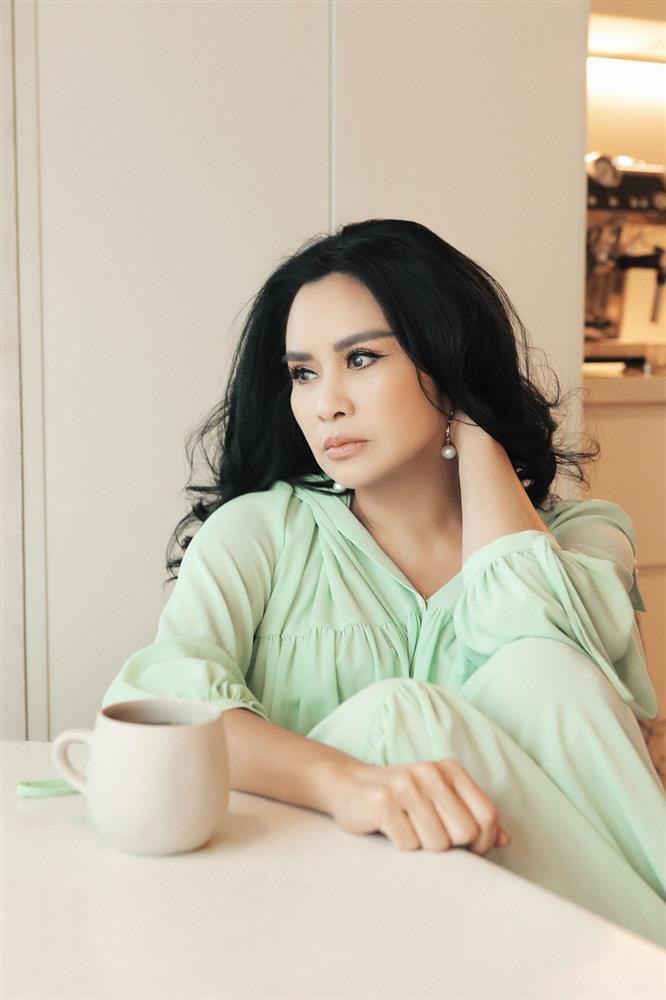 rong suốt sự nghiệp, Thanh Lam nhiều lần thay đổi phong cách, từ mái tóc dài óng ả đến kiểu tóc ngắn cá tính những năm 90. Tuy nhiên, gương mặt mặt chị luôn cân đối, ánh mắt sâu thẳm và thần thái quyến rũ. Thanh Lam thường kẻ eyeliner, nhấn vào đôi mắt to tròn và tô son đỏ đậm để tôn vẻ đẹp cổ điển.