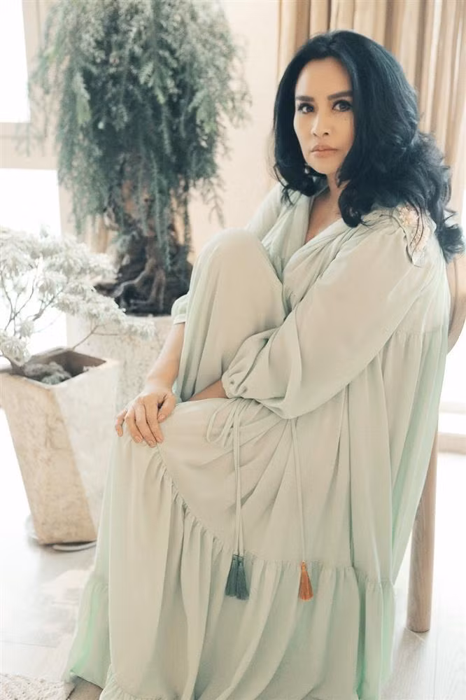 Dù không ít lần gây tranh cãi vì gu thời trang, thần thái của giọng ca "Chia tay hoàng hôn" chưa bao giờ khiến công chúng thất vọng. Càng lớn tuổi, diva nhạc Việt Thanh Lam càng quyến rũ, mặn mà hơn.