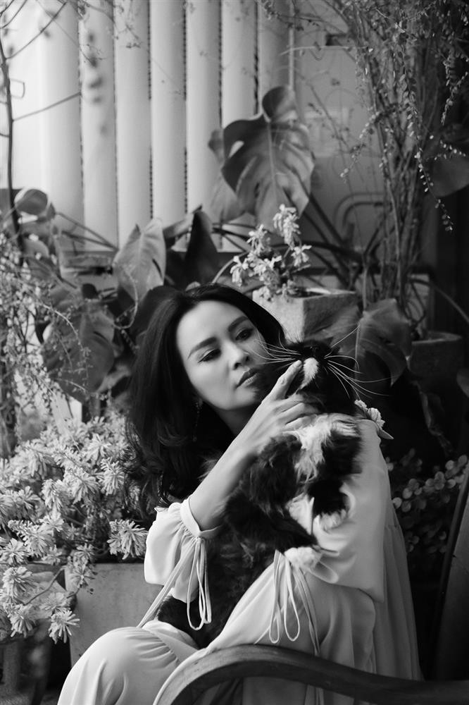 rong bộ ảnh mới nhất, khoảnh khắc đáng nhớ nhất với Kim Bánh Trôi Nước là lúc một chú mèo xinh đẹp bước tới và ca sĩ Thanh Lam liền đưa tay bế lên cưng nựng, mãi đến khi anh gọi "Chị Lam!" thì cô mới quay sang và nhớ ra đang chụp ảnh.