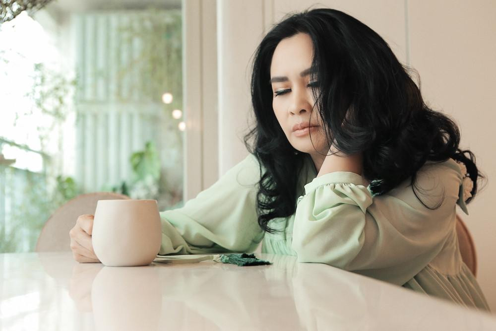 hanh Lam cháy hết mình trên sân khấu nhưng khi về nhà lại hoàn toàn thư giãn với những niềm vui giản đơn như pha trà, chăm sóc cây vườn, dọn dẹp bày trí nhà cửa.