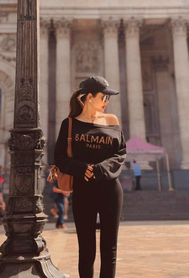 rong chuyến du lịch mới đây, Phanh Lee phối áo thun lệch vai cùng quần legging ton-sur-ton, tạo nên set đồ trẻ trung, năng động.