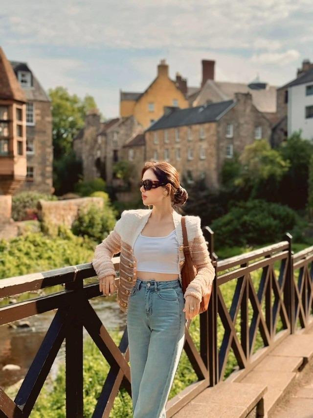 hững kiểu áo len, áo nỉ, áo khoác kiểu dáng cơ bản cũng được cô ưa chuộng trong mùa đông.