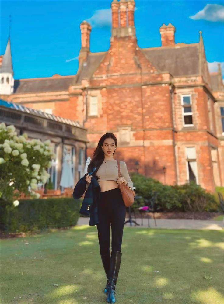 ôi khi, không cần chưng diện nhiều trang sức, phụ kiện cầu kỳ, bà mẹ 2 con mặc đơn giản vẫn được khen thần thái.