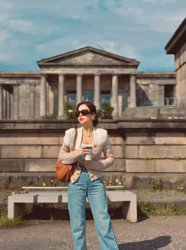 Vẫn là sự xuất hiện quen thuộc của áo 2 dây croptop mix quần jean ống suông dù đơn giản nhưng được Lê Phương Anh kèm phụ kiện kính mắt, túi xách và thần thái khiến set đồ có chút hơi thở của sự quyến rũ.