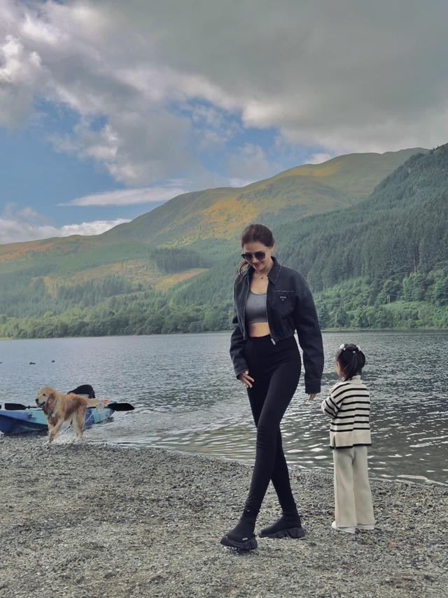 hay vì giấu dáng bằng những bộ cánh lùng bùng, người đẹp tích cực tôn thân hình gọn gàng cùng các kiểu quần jeans, áo khoác kiểu cách.