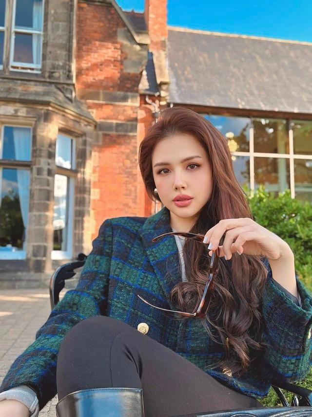 au 2 lần sinh đẻ, diễn viên Phanh Lee (Lê Phương Anh) nhanh chóng lấy lại vóc dáng thon gọn cùng phong cách sành điệu như thời con gái.