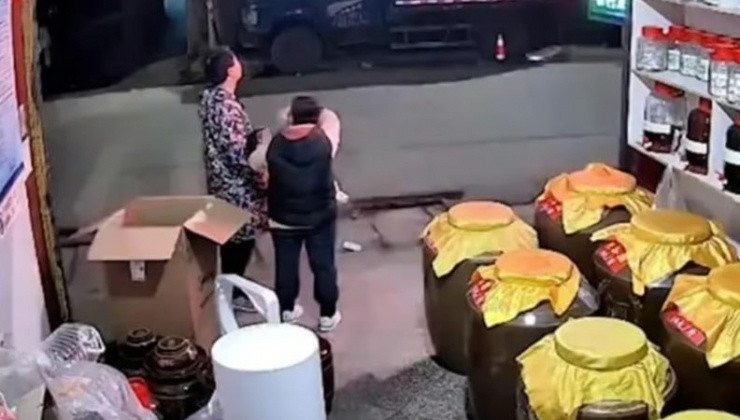 Dau long be trai qua doi trong vong tay me khi ngam phao hoa