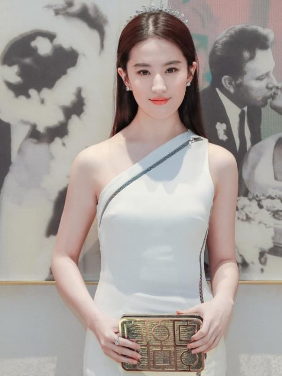 Cô không chỉ là đại diện nhan sắc mà còn là hình mẫu phụ nữ tự tin, độc lập. Trong tương lai, Lưu Diệc Phi vẫn sẽ là “tiên nữ” hoàn hảo trong lòng mọi người.