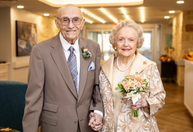 Cap doi lam dam cuoi tai vien duong lao o tuoi gan 100