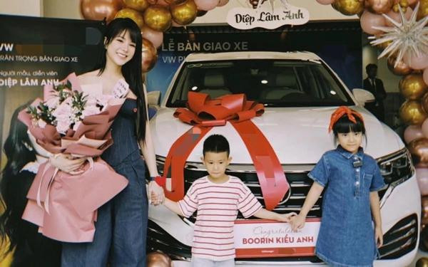 Năm 2018, cô kết hôn với doanh nhân Nghiêm Đức nhưng bắt đầu rạn nứt cuối năm 2019. Sau ly hôn, cô giành quyền nuôi con gái, còn bé trai ở với chồng cũ. Tháng 8/2024 Diệp Lâm Anh chia sẻ khoảnh khắc hạnh phúc khi mua xe tặng con gái: "Hành trình 12 năm đèn sách của Boorin. Mẹ Cún tặng bạn Boo chiếc xe mà bạn thích, phải cửa lùa và có ghế massage theo đúng yêu cầu. Rồi mẹ Cún làm tài xế luôn. Con đi học phải có phiếu bé ngoan. Mẹ lái xe phải phấn đấu mỗi ngày được đánh giá 5 sao". 