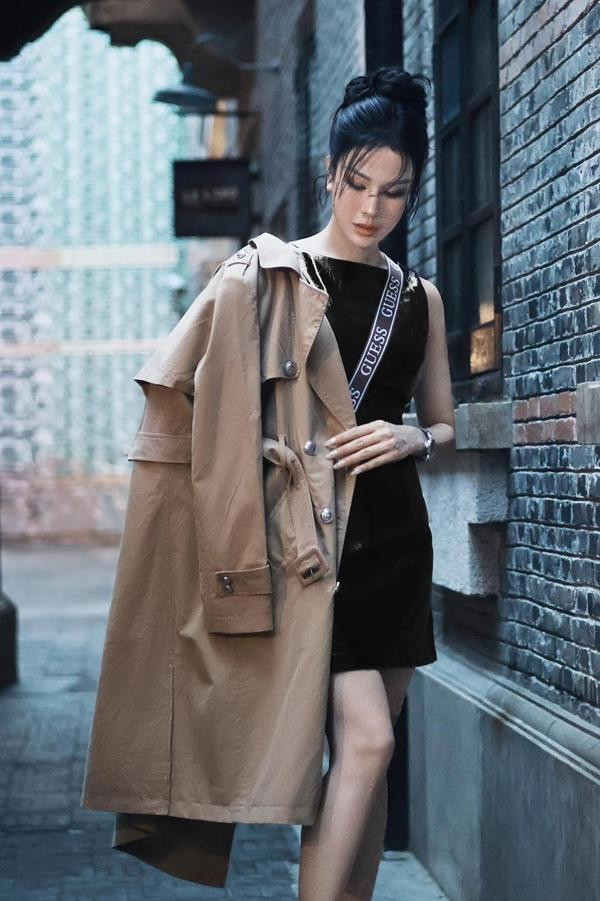 Diệp Lâm Anh giàu có tự thân và không "dựa hơi" nhà chồng. Ngoài siêu xe và nhà cửa, cô còn được gọi là quý cô hàng hiệu, luôn xuất hiện với những bộ trang phục phủ đầy các món đồ xa xỉ. Từ năm 2015, trước khi kết hôn, Diệp Lâm Anh đã sở hữu chiếc Porsche Panamera màu trắng sang trọng trị giá 5 tỷ đồng. Đến năm 2017, cô tiếp tục gây ấn tượng với chiếc siêu xe có giá lên tới 10 tỷ đồng.