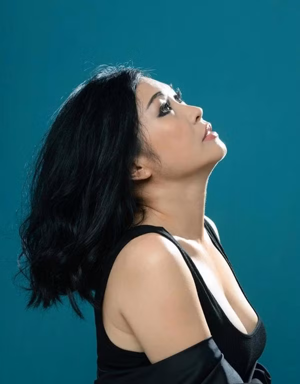 Đầu năm nay, nữ ca sĩ chia sẻ với VietNamNet về người đàn ông hiện tại của mình: "Anh tuổi Dần, quê ở Ladakh (Ấn Độ), theo nghiệp đèn sách. Anh là trai miền núi, rất dữ nhưng cũng rất đạo hạnh. Chúng tôi giống nhau từ má lúm đồng tiền, cái mí mắt đến tính cách".