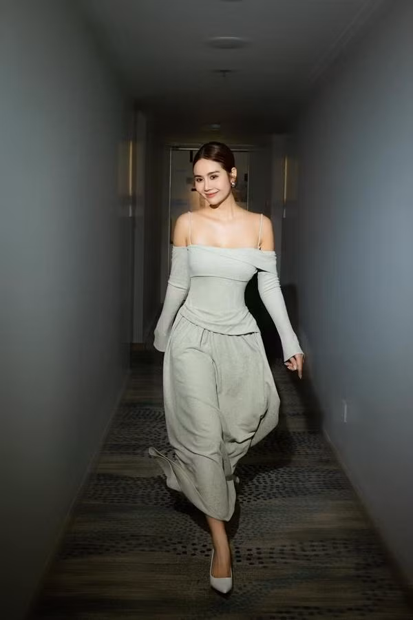 Ở tuổi 34, nữ diễn viên tự nhận là người may mắn, lấy gia đình và con cái làm động lực trong sự nghiệp. Cô luôn rèn luyện lối sống tích cực và tự tìm cách vượt qua khó khăn. Hiện tại Huyền Lizzie là CEO của hai công ty lớn chuyên về thời trang và mỹ phẩm.