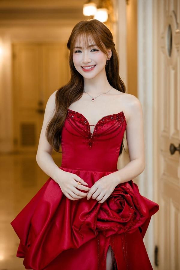 Nữ ca sĩ quê Bắc Ninh gây chú ý khi “mạnh tay” thưởng Tết 400 triệu cho quản lý để tri ân sự hỗ trợ trong công việc. 