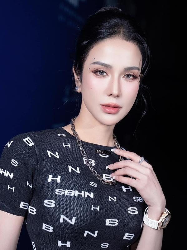 Sau cuộc hôn nhân đổ vỡ, nữ diễn viên ngày càng tỏa sáng. Danh tiếng từ cuộc thi "Chị đẹp đạp gió rẽ sóng" cuối năm 2023 mang lại nhiều cơ hội mới trong nghệ thuật và được đông đảo khán giả ủng hộ.