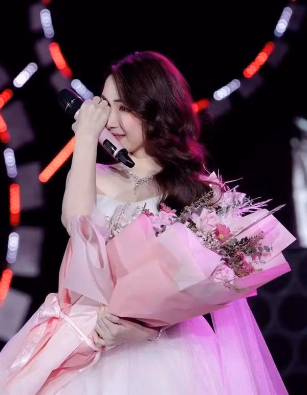  Hòa Minzy từng công khai 3 mối tình. Mối tình đầu với chàng nhạc công kết thúc khi cô Nam tiến, theo đuổi sự nghiệp mới khiến nữ nghệ sĩ vấp phải tranh cãi. Mối tình thứ hai với một cầu thủ nổi tiếng khiến cô chịu áp lực dư luận và trải qua khủng hoảng. 