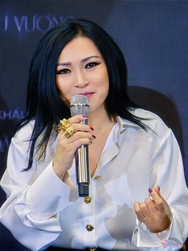 Ca sĩ Phương Thanh (sinh năm 1973) là một trong những gương mặt nổi bật của Làn sóng xanh thập niên 1990 - 2000. Cô gắn liền với nhiều bản hit như: Khi giấc mơ về (Đức Trí), Giã từ dĩ vãng (Nguyễn Đức Trung), Trống vắng (Quốc Hùng). Cô còn lấn sân điện ảnh ở các phim: Đẻ mướn, Khi đàn ông có bầu, Nụ hôn thần chết, Hot boy nổi loạn...