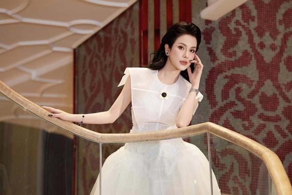 Diệp Lâm Anh sinh năm 1989 tại Hà Nội, là ca sĩ, diễn viên. Cô từng là thành viên nhóm nhảy Big Toe, tham gia thi Hoa khôi Thể thao. Năm 2013, cô chiến thắng chương trình "Cuộc đua kỳ thú".