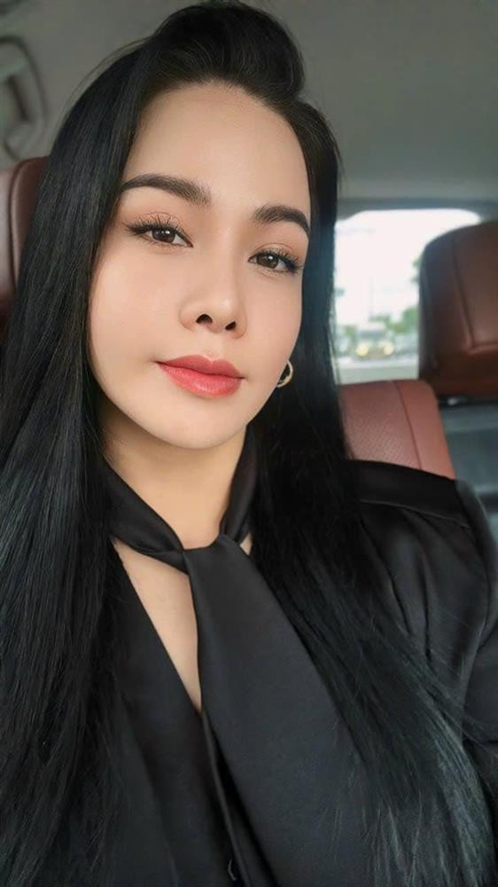  "Sau đổ vỡ trong hôn nhân, kéo theo nhiều lùm xùm, tôi mang tâm lý lười yêu vì mệt mỏi về tinh thần lẫn thể chất. Tôi cũng có những mối quan hệ mới nhưng chỉ dừng lại ở mức độ tìm hiểu và làm bạn", nữ nghệ sĩ chia sẻ với truyền thông. Nhật Kim Anh hiện là bà chủ của 2 công ty mỹ phẩm, đồng thời cho ra mắt thương hiệu nấm linh chi và cafe riêng khá nổi tiếng trên thị trường.