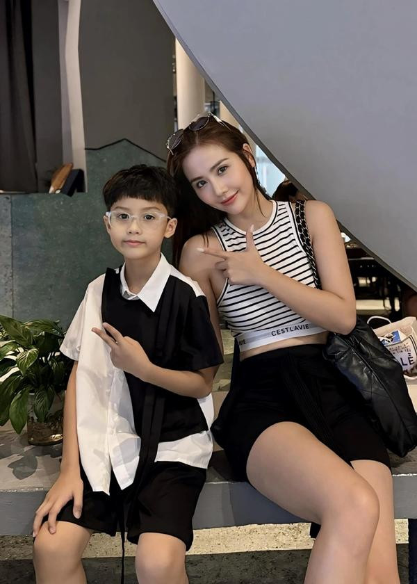 Huyền Lizzie ly hôn năm 2019, làm mẹ đơn thân. Từ khi tuyên bố ly hôn, nữ diễn viên chưa công khai chuyện tình cảm mới. Sau cuộc hôn nhân không trọn vẹn, Huyền Lizzie luôn cho khán giả thấy một hình ảnh bà mẹ đơn thân độc lập, hạnh phúc bên con và thoải mái làm những điều mình thích.