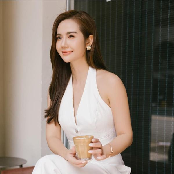  Huyền Lizzie tên thật là Phan Minh Huyền, sinh năm 1990 ở Hà Nội, từng vào top 5 cuộc thi Miss Teen 2009. Cô tham gia các phim: Bộ tứ 10A8, Bí mật của Eva, Ba đám cưới, một đời chồng, Chạy trốn thanh xuân, Hồ sơ cá sấu, Thương ngày nắng về, Chúng ta của 8 năm sau...